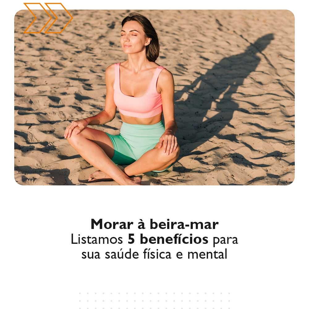 mulher meditando sentada na areia da praia