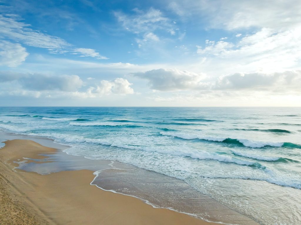Beira-mar ilustrando vista privilegiada de imóvel na praia